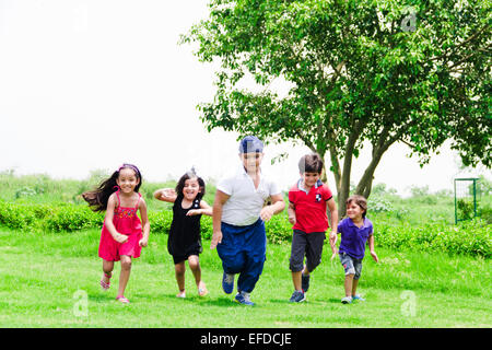 indische Kinder Gruppe Massen Freunde Park laufen Stockfoto