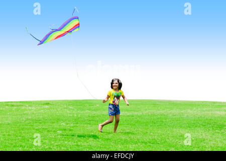 1 indische Kind Mädchen Park Kite fliegen Stockfoto