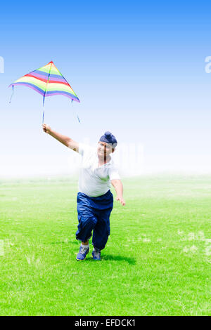 1 indische Kind junge Park Kite fliegen Stockfoto