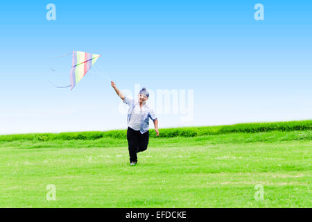 1 indische Kind junge Park Kite fliegen Stockfoto