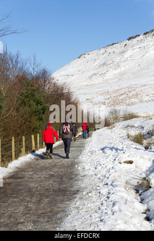 Großbritannien Wetter. Dove Stein Reservoir, Oldham. 1. Februar 2015.  Nach einer Woche von starken Winden und Perioden des Schnees die Gelegenheit eines klaren und sonnigen sonntags Besucher Dovestone Reservoir, genießen die Schnee bedeckten malerischen Hügeln rund um Saddleworth Moor am nordwestlichen Rande des Peak District. Dove Stein Stausee liegt zwischen Oldham und Holmfirth und wird als eine Partnerschaft zwischen United Utilities und The Royal Society zum Schutz der Vögel geführt. Stockfoto