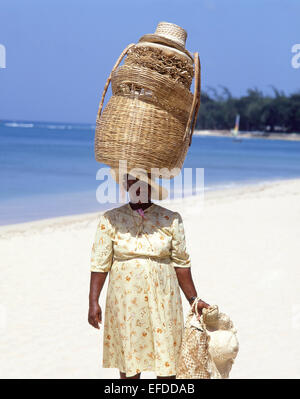 Frau Korb Verkäufer am Strand, Sandy Lane Beach, Saint James Parish, Barbados, Antillen, Karibik Stockfoto