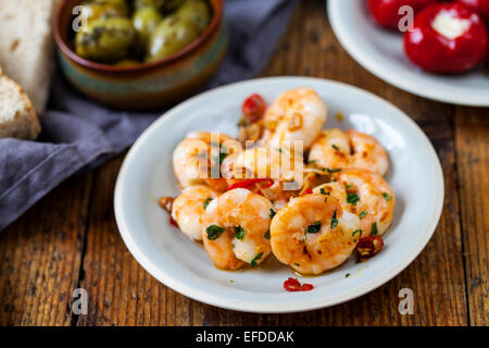 Spanische Tapas: Garnelen, Oliven und Paprika Stockfoto