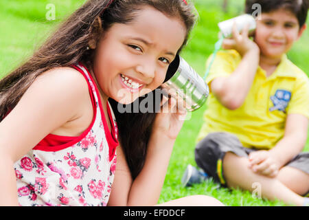 2 indische Kinder Freund Park Spielzeug Telefon im Gespräch Stockfoto