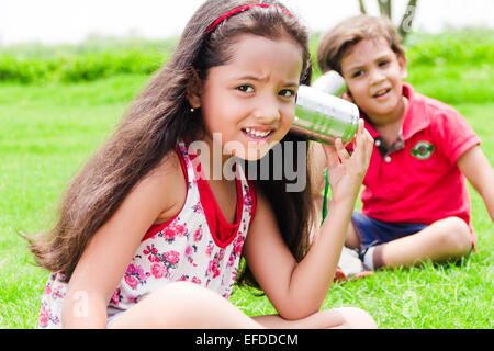 2 indische Kinder Freund Park Spielzeug Telefon im Gespräch Stockfoto