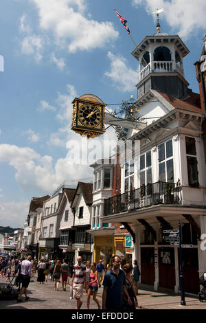 Die 1683 Stadt Uhr außerhalb der Guildhall, High Street, Guildford, Surrey Stockfoto