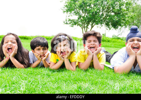 indische Kinder Gruppe Massen-Freunde-Park-Spaß Stockfoto