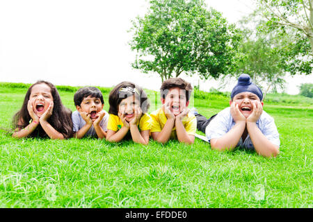 indische Kinder Gruppe Massen-Freunde-Park-Spaß Stockfoto