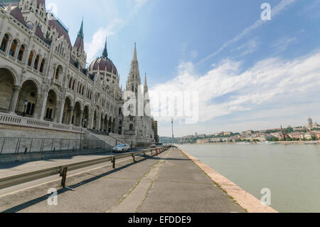 Weg entlang der Donau am Parlamentsgebäude, Budapest. Stockfoto