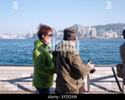 Hong Kong 2015 - paar zu Fuß auf Pomenade im Victoria Harbour Stockfoto