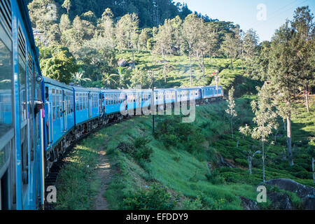 Reise, Reise durch die Teeplantagen, Landschaft im Hochland von Ella nach Kandy, Sri Lanka.Blue Chinesisch Lokomotive zu trainieren. Stockfoto