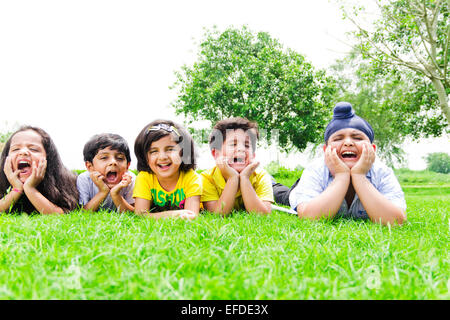 indische Kinder Gruppe Massen-Freunde-Park-Spaß Stockfoto