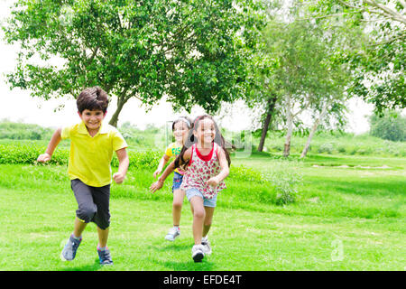 3 indische Kinder Freunde Park laufen Stockfoto