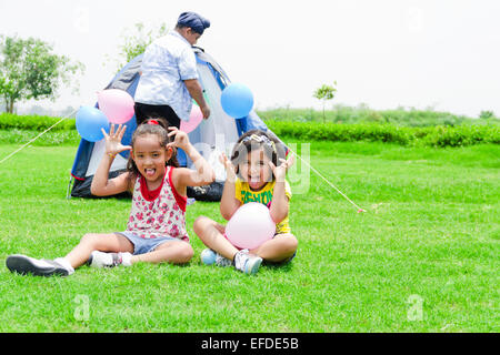 3 indische Kinder Freunden Picknick Parken Spaß Stockfoto