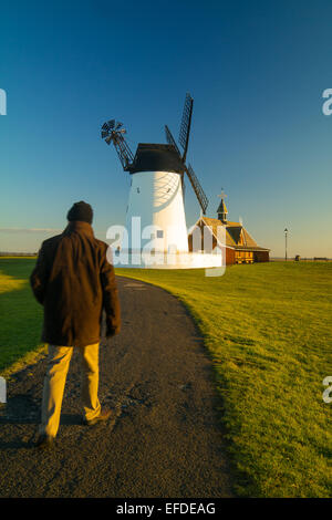 Lytham St Annes UK, 1. Februar 2015. UK-Wetter: Ein schönen sonnigen Wintertag bringt Familien und Paare die Sonne an der Strandpromenade in Lytham St Annes, Lancashire Kredit genießen: Gary Telford/Alamy Live News Stockfoto