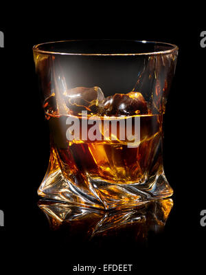 Glas Whiskey mit Eis auf schwarzem Hintergrund Stockfoto