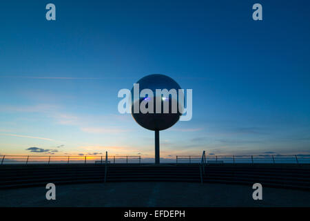 Lytham St Annes UK, 1. Februar 2015. UK-Wetter: Ein schönen sonnigen Wintertag bringt Familien und Paare die Sonne an der Strandpromenade in Lytham St Annes, Lancashire Kredit genießen: Gary Telford/Alamy Live News Stockfoto