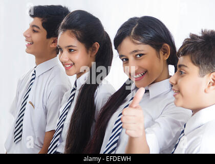 indische Freunde Schüler Warteschlangen stehend Stockfoto