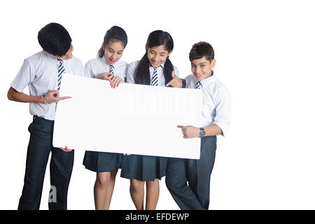 indische Schulfreunde zeigen Message Board Stockfoto