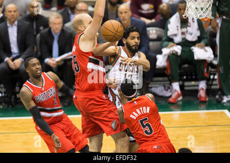 Milwaukee, WI, USA. 31. Januar 2015. Milwaukee Bucks Wache Jorge Gutierrez #13 durchläuft der Basketball während der NBA-Spiel zwischen den Portland Trail Blazers und die Milwaukee Bucks im BMO Harris Bradley Center in Milwaukee, WI. Bucks besiegten die Trail Blazers 95-88. John Fisher/CSM/Alamy Live-Nachrichten Stockfoto