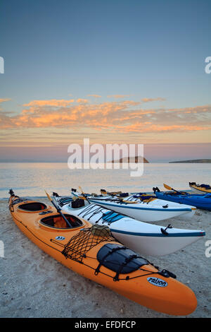 Kajaks am Strand, Insel Espiritu Santo, Sea of Cortez, in der Nähe von La Paz, Baja California Sur, Mexiko Stockfoto