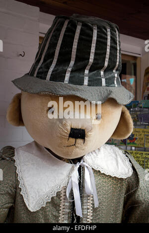 Großer Teddybär außerhalb The Teddy Bear Shop, Stratford Warwickshire, UK Stockfoto