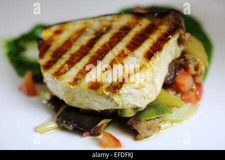 Gebratene Schwertfisch serviert mit Gemüse im Larte Restaurant in Mailand, Italien. Stockfoto