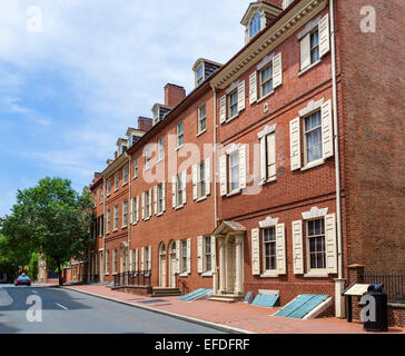 Historische 18thC späten und frühen 19 Reihenhäuser auf Walnut Street in der Innenstadt von Philadelphia, Pennsylvania, USA Stockfoto