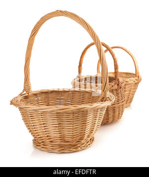 Weidenkorb isoliert auf weißem Hintergrund Stockfoto