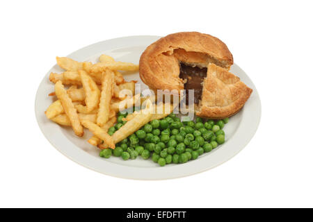 Fleisch-Torte-Chips und Erbsen auf einem Teller isoliert gegen weiß Stockfoto