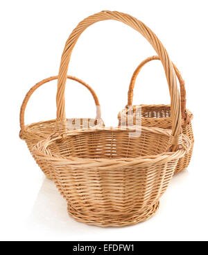 Weidenkorb isoliert auf weißem Hintergrund Stockfoto