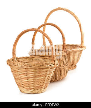 Weidenkorb isoliert auf weißem Hintergrund Stockfoto