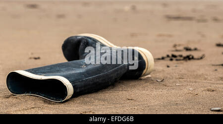 Still-Leben: ein Gumboot gespült, am Strand von Katwijk Aan Zee, Südholland, Niederlande. Stockfoto