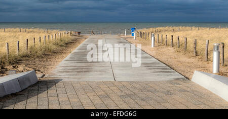 Coastal Wanderweg führt an den Strand mit Blick auf die Nordsee bei Katwijk Aan Zee, Südholland, Niederlande. Stockfoto