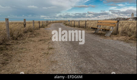 Küsten-Wanderweg mit Blick auf die Nordsee und das Dorf von Katwijk Aan Zee, Südholland, Niederlande. Stockfoto