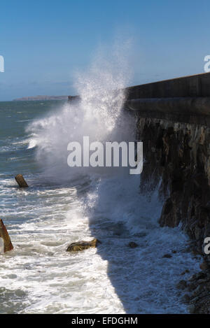 Bei starkem Wind Wellen gegen die viktorianische Wellenbrecher (1,7 Meilen lang) in Holyhead, Anglesey, Wales, Vereinigtes Königreich. Stockfoto