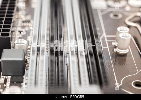 Speichersteckplätze hautnah auf Computer-Motherboard Stockfoto