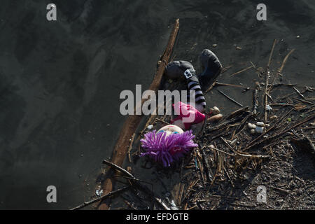 GLASGOW, Schottland - 1. Februar 2015: bunten Puppe an den Ufern des Flusses Clyde mit anderen Schutt angeschwemmt Stockfoto