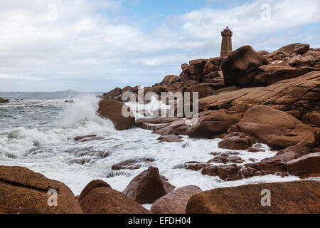 Leuchtturm von Ploumanac'h, Côtes de Granit Rose, Bretagne, Frankreich. Stockfoto