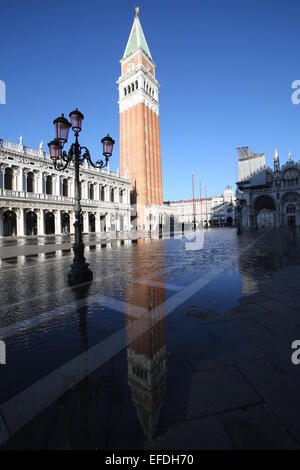 Venedig, Italien. 31. Januar 2015. Italien Wetter: San Marco Platz in Venedig überflutet mit hohen Gezeiten © FC Italy/Alamy Live News. Bildnachweis: FC Italy/Alamy Live-Nachrichten Stockfoto