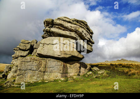 Verwitterte Granitblöcke von kleinen Mis-Tor mit großen Mis Tor jenseits - Dartmoor National Park Devon UK Stockfoto