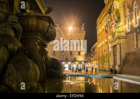 Mittelalterliche Nacht in Bologna in Piazza Maggiore mit dem Naptune-Brunnen Stockfoto