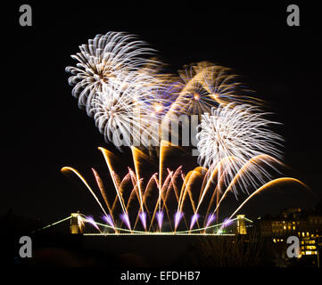 Feuerwerk auf der Clifton Suspension Bridge in Bristol anlässlich des 150. Jahrestages der Eröffnung des Brunel bridge Stockfoto