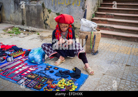 Der Stadtmarkt mit Bergvölker in ethnischen Kleid in Sapa, Vietnam, Asien Stockfoto