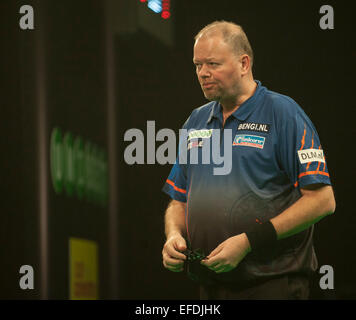 Milton Keynes, UK. 1. Februar 2015.  Die 2015 Unibet Meister Dart-Meisterschaften. Raymond van Barneveld in Aktion während seine Semi-Finale mit Gary Anderson.  Raymond van Barneveld hat das Spiel gewonnen. Bildnachweis: Stephen Bartholomäus/Alamy Live-Nachrichten Stockfoto