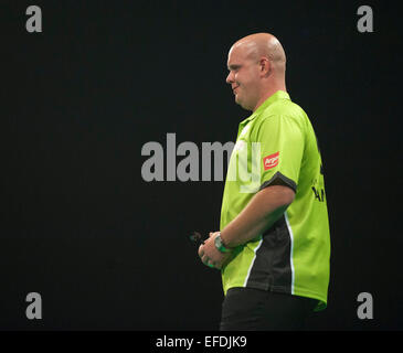 Milton Keynes, UK. 1. Februar 2015.  Die 2015 Unibet Meister Dart-Meisterschaften. Michael van Gerwen Uhren seinen Gegner im Finale mit Raymond van Barneveld. Bildnachweis: Stephen Bartholomäus/Alamy Live-Nachrichten Stockfoto