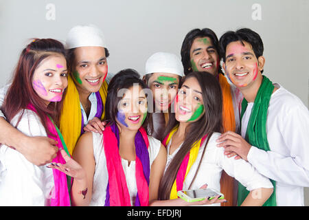 indische Freunde Gruppe Holi Festival Spaß Stockfoto
