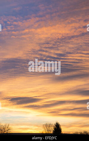 Schöne Wolken auf den Sonnenaufgang am Morgen Stockfoto