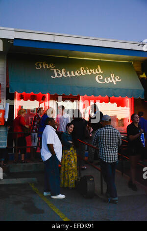 Songwriting Hoffnungsträger versammeln sich vor den berühmten Blue Bird Cafe für Auditions in "Open Mike" Nacht in Nashville TN Stockfoto