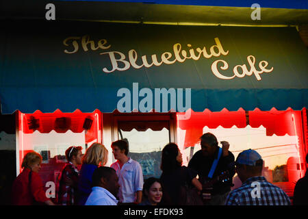 Songwriting Hoffnungsträger versammeln sich vor den berühmten Blue Bird Cafe für Auditions in "Open Mike" Nacht in Nashville TN Stockfoto